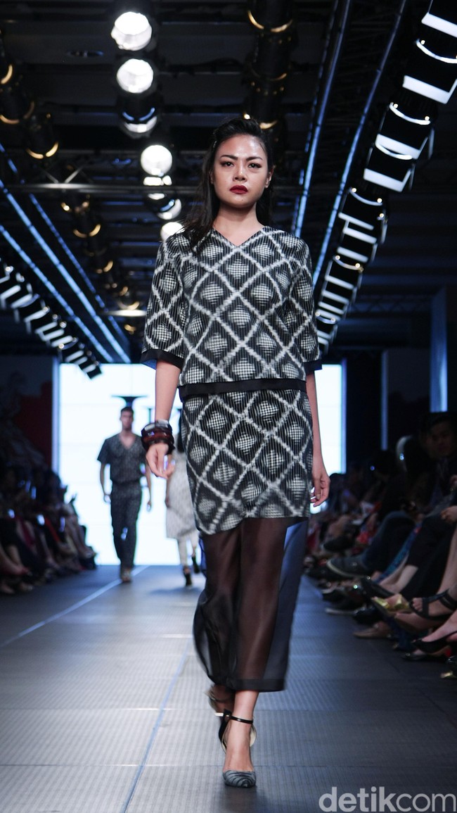 IKAT Indonesia by Didiet Maulana Plaza Indonesia Fashion Week 2016 at Plaza Indonesia. Thamrin. Jakarta. [Foto: Mohamamd Abduh/Wolipop]
