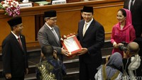 Setelah dibacakan, pidato Ahok diserahkan secara langsung oleh pihak Provinsi DKI Jakarta ke DPRD.