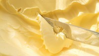 Kurangi konsumsi margarin. Margarin mengandung asam lemak yang terbukti meningkatkan kolestrol jahat dan menurunkan kolestrol baik. Sedangkan minyak dan mentega juistru mengurangi kolestrol dan mendorong penyerapan nutrisi. Foto: iStock