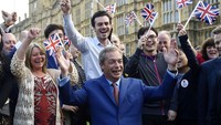 Ketua Partai Kemerdekaan Inggris yang juga penggerak Brexit, Nigel Farage melakukan perayaan bersama pendukungnya. Toby Melville/Reuters/detikFoto.