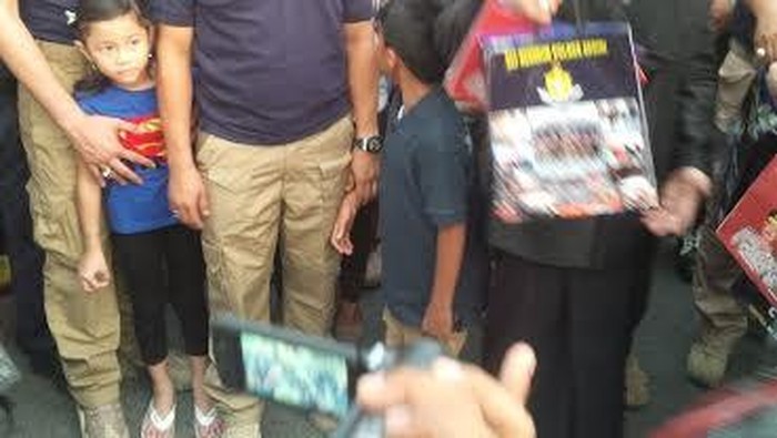 Opick dan Kapolres Kediri Bagi-bagi Bingkisan ke Pengguna Jalan