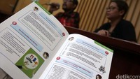 Buku tentang gratifikasi.
