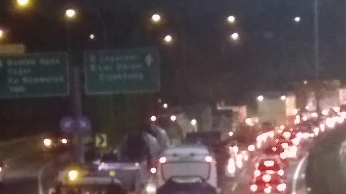 Tol JORR dari Jatiwarna ke Lebak Bulus Macet Parah