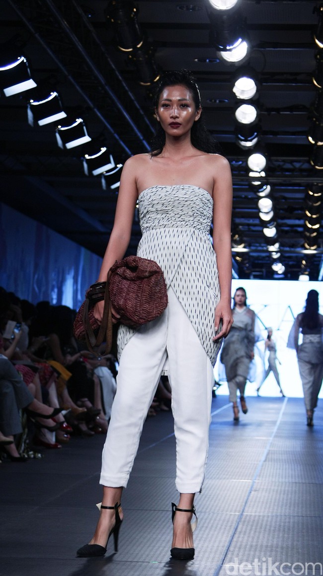 IKAT Indonesia by Didiet Maulana Plaza Indonesia Fashion Week 2016 at Plaza Indonesia. Thamrin. Jakarta. [Foto: Mohamamd Abduh/Wolipop]