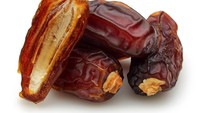 Kurma: Kaya akan gula dengan rasa empuk manis. Kurma juga kaya antioksidan yang bisa mempperkecil risiko kanker. Bisa dimakan segar atau dijadikan campuran smoothies atau kue. Foto: iStock