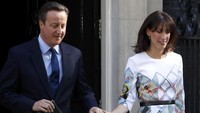 David Cameron menggandeng tangan Samantha saat akan menggelar keterangan pers terkait hasil referendum Britain Exit atau Brexit. Phil Noble/Reuters/detikFoto.