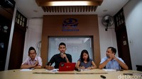 (Kiri-kanan) Peneliti JPPR Masykurudin Hafiz, Heroik Pratama, aktivis ICW Almas Sjafrina, dan Donald Fariz menggelar jumpa pers di kantor ICW, Jakarta.