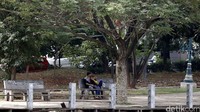 Tidak terlihat satupun Satpol PP dan polisi berada di sana.