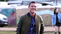Salah satunya Luke Evans yang mengenakan jaket, kemeja flannel biru-hitam, jeans dan sepatu boots. Alex B. Huckle/Getty Images/detikFoto.