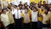Ahok, Setya Novanto dan beberapa elite Golkar saling bergandengan tangan usai penyerahan surat dukungan.