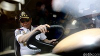 Bus Medal Sekarwangi ini langsung diperiksa kelayakan jalannya oleh Jonan, di dalam mobil Jonan mengecek semua kelengkapan yang ada mulai dari rem, klakson, lampu depan dan sabuk pengaman.