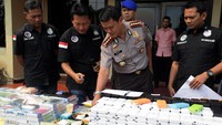 Para tersangka tersebut diamankan di Apartemen Center Point Tower, Bekasi.
