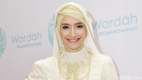 Inneke tetap cantik di usianya yang tak lagi muda. Pool/Noel/detikFoto.