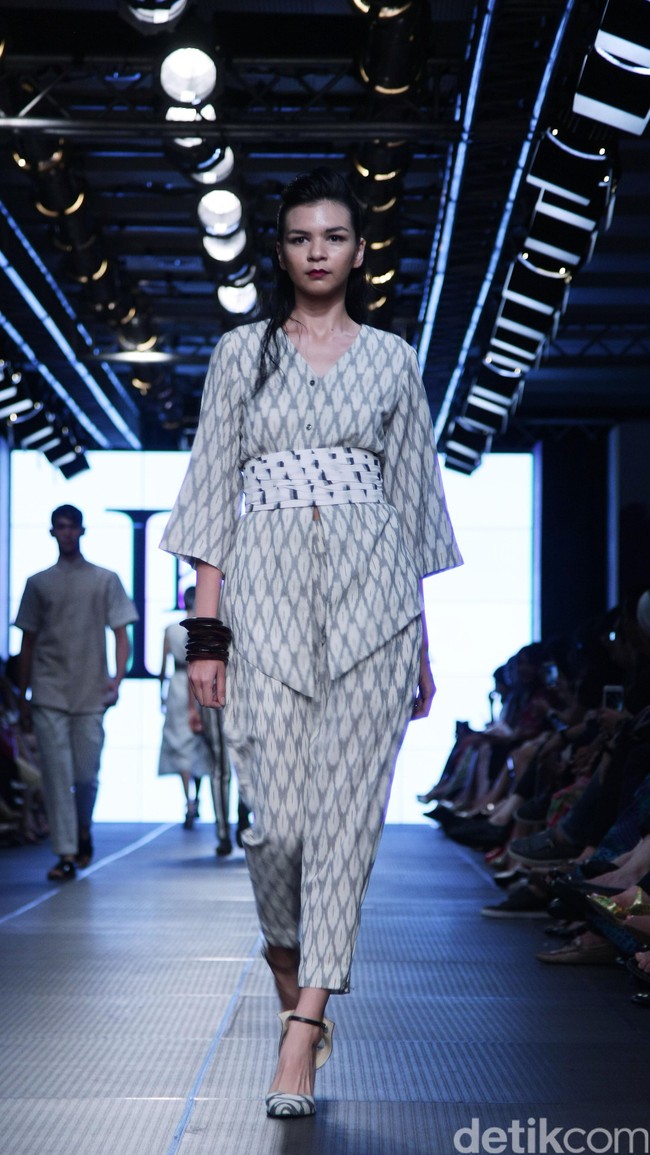 IKAT Indonesia by Didiet Maulana Plaza Indonesia Fashion Week 2016 at Plaza Indonesia. Thamrin. Jakarta. [Foto: Mohamamd Abduh/Wolipop]