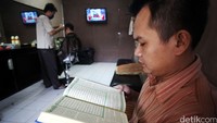 Pengunjung bisa memotong rambutnya secara gratis dengan syarat bisa membaca Alquran minimal satu ayat.