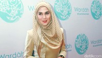 Ia tampak mengenakan hijab bermotif dan busana berwarna krem-putih. Pool/Gus Mun/detikFoto.