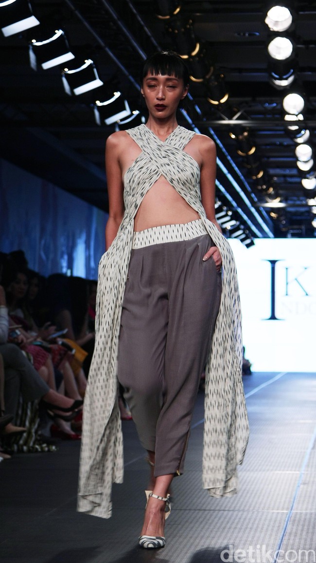 IKAT Indonesia by Didiet Maulana Plaza Indonesia Fashion Week 2016 at Plaza Indonesia. Thamrin. Jakarta. [Foto: Mohamamd Abduh/Wolipop]
