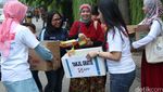 Bagi-bagi Takjil Gratis di Thamrin