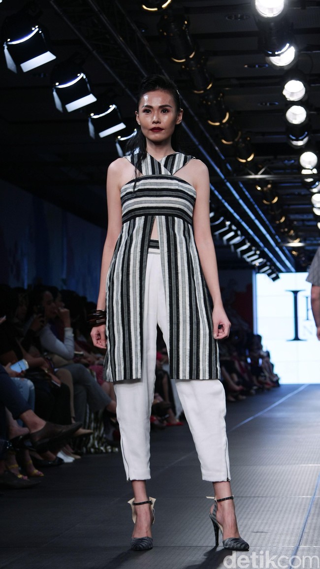 IKAT Indonesia by Didiet Maulana Plaza Indonesia Fashion Week 2016 at Plaza Indonesia. Thamrin. Jakarta. [Foto: Mohamamd Abduh/Wolipop]