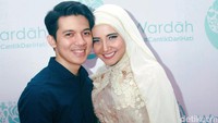 Zaskia tampil dengan hijab dan busana muslim berwarna krem keemasan sedangkan Irwansyah mengenakan kemeja biru dan celana panjang berwarna krem. Pool/Gus Mun/detikFoto.
