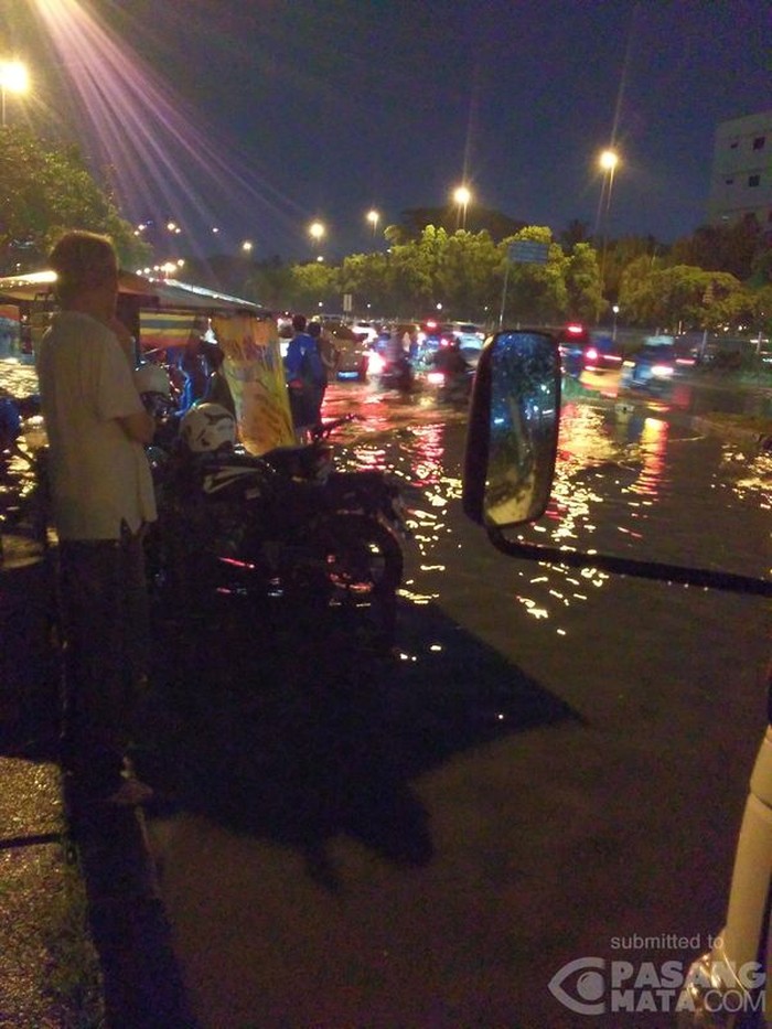 Hujan Deras, Jl Benyamin Sueb Kemayoran Tergenang