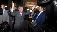 Nigel Farage terlihat gembira dengan prediksi hasil akhir yang menyebut Inggris memutuskan keluar dari Uni Eropa. Toby Melville/Reuters/detikFoto.