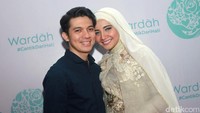 Irwansyah dan Zaskia yang tersenyum lebar. Pool/Gus Mun/detikFoto.