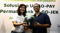 CEO Go-Jek, Nadiem Makarim bersama Direktur Wholesale Bangking PermataBank berfoto bersama, usai melakukan penandatangan kerjasama, di Jakarta, Jumat (24/06/2016).