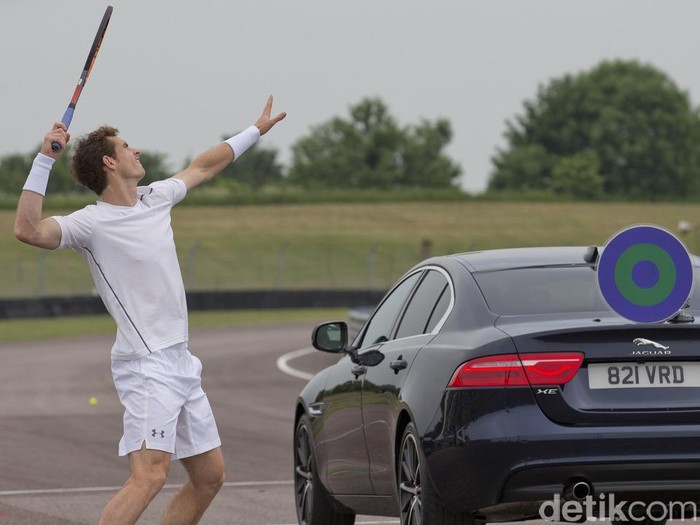 Andy Murray Main Tenis Lawan Mobil Jaguar