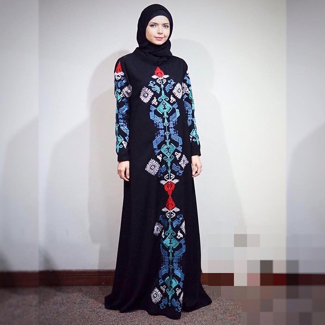 Vivi Zubedi membuktikan tampilan sopan dan sesuai syariat Islam tetap bisa dikenakan di acara-acara fashion besar.  Foto: Dok. Instagram Vivi Zubedi