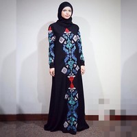 Vivi Zubedi membuktikan tampilan sopan dan sesuai syariat Islam tetap bisa dikenakan di acara-acara fashion besar.  Foto: Dok. Instagram Vivi Zubedi
