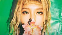 Yubin tampil bergaya rambut pirang dengan potongan poni superpendek. (JYP Entertainment)