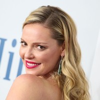 Seperti dikutip dari Ranker, Katherine Heigl memaksa asistennya yang sedang hamil untuk berlari dan cepat-cepat membawakan minuman Coke Zero sebelum syuting film 27 Dresses. Ia menolak melakukan adegan apapun jika asistennya belum datang membawa minuman soda tersebut. (Foto: Imeh Akpanudosen/Getty Images)