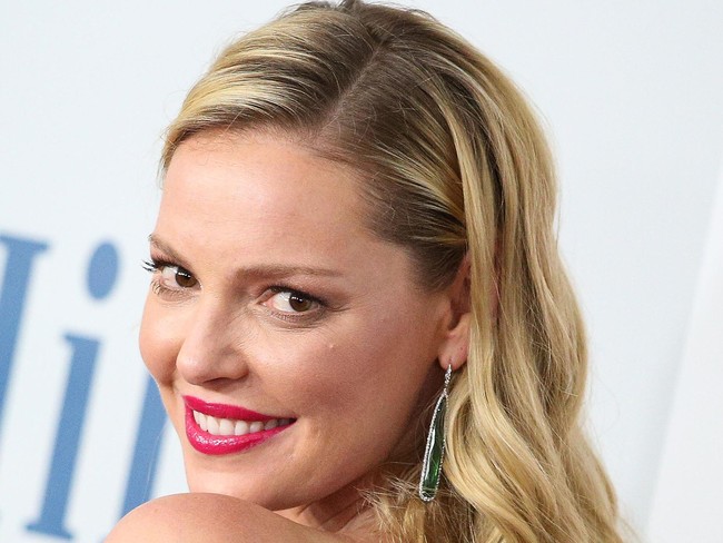 Seperti dikutip dari Ranker, Katherine Heigl memaksa asistennya yang sedang hamil untuk berlari dan cepat-cepat membawakan minuman Coke Zero sebelum syuting film 27 Dresses. Ia menolak melakukan adegan apapun jika asistennya belum datang membawa minuman soda tersebut. (Foto: Imeh Akpanudosen/Getty Images)