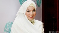 Chaca yang dinikahi Desta pada 2013 lalu itu berpose sambil memegang perut hamilnya. Pool/Gus Mun/detikFoto.