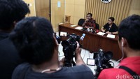 Direktur Gratifikasi KPK Giri Suprapdiono (kiri) menggelar jumpa pers di gedung KPK, Jakarta, Jumat (24/6/2016).