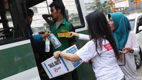 Para penumpang bus mendapat takjil gratis.