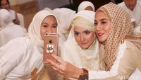 Marini saat berfoto bersama Inneke. Pool/Gus Mun/detikFoto.