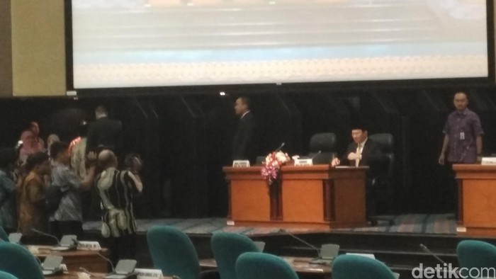 Ahok Bacakan Pertanggungjawaban Pelaksanaan APBD 2015 di DPRD DKI