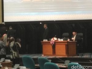 Ahok Bacakan Pertanggungjawaban Pelaksanaan APBD 2015 di DPRD DKI