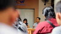 Para aktivis anti korupsi menyoroti pengelolaan dana sumbangan yang digalang relawan.