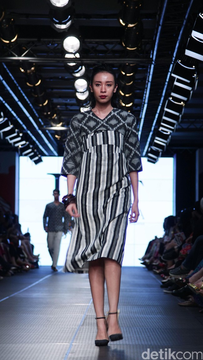 IKAT Indonesia by Didiet Maulana Plaza Indonesia Fashion Week 2016 at Plaza Indonesia. Thamrin. Jakarta. [Foto: Mohamamd Abduh/Wolipop]