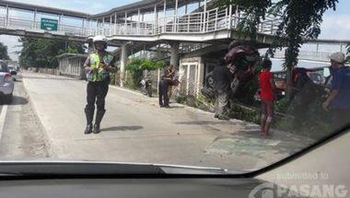 Sebuah Mobil Tabrak Halte Pedongkelan Kelapa Gading