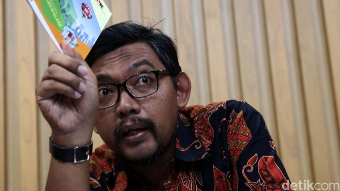 Direktur Gratifikasi KPK, Giri Suprapdiono memberika keterangan pers di gedung KPK, Jakarta (24/6/2016). Jelang Hari Raya Idul Fitri, Komisi Pemberantasan Korupsi (KPK) mengimbau pegawai negeri sipil (PNS) untuk tidak menerima paket parsel dan tidak menggunakan mobil dinas untuk keperluan mudik.
