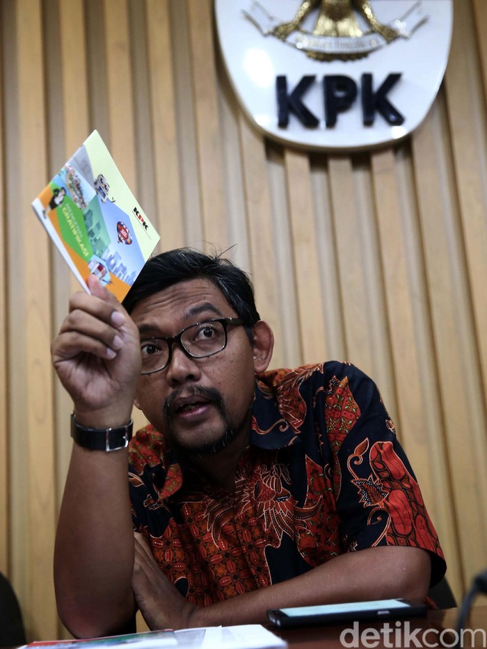 KPK Imbau PNS Tidak Terima Parsel Direktur Gratifikasi KPK, Giri Suprapdiono memberika keterangan pers di gedung KPK, Jakarta (24/6/2016). Jelang Hari Raya Idul Fitri, Komisi Pemberantasan Korupsi (KPK) mengimbau pegawai negeri sipil (PNS) untuk tidak menerima paket parsel dan tidak menggunakan mobil dinas untuk keperluan mudik.
