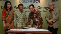 BCA menyumbang senilai Rp 200 juta yang diserahkan langsung oleh Presiden Direktur BCA Jahja Setiaatmadja.
