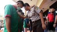 Yuliana salah satu tersangka menutupi wajahnya saat digelar barang bukti.