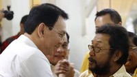 Ahok berbincang dengan Ketua Korbid Polhukam Golkar Yorrys Raweyai usai menerima surat dukungan.