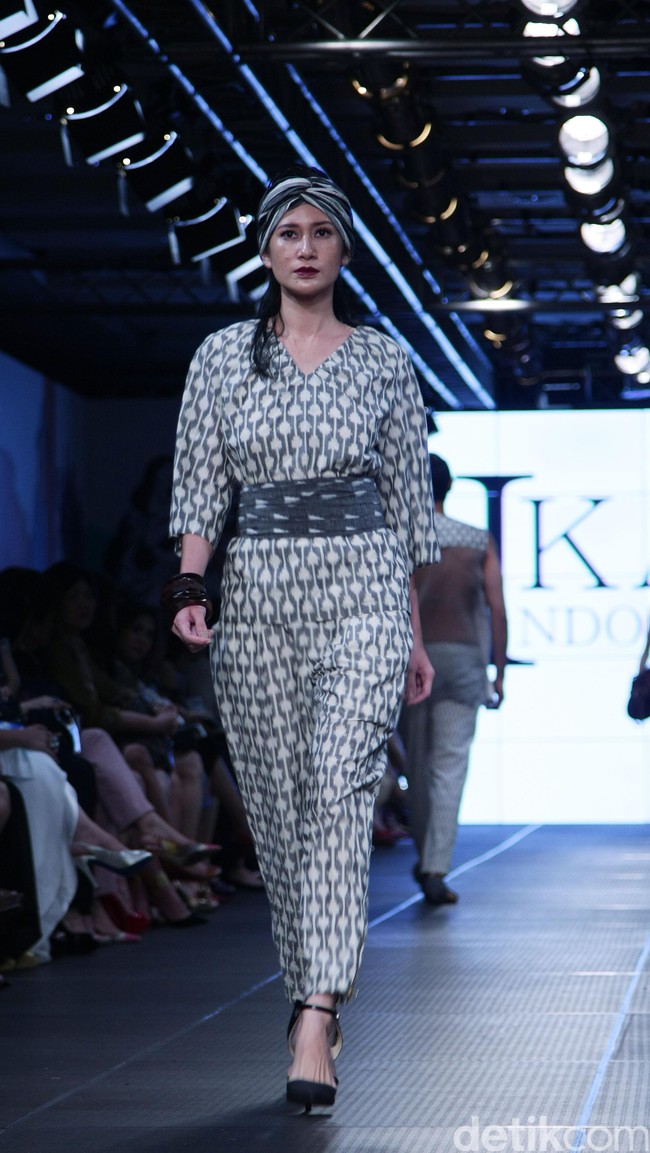 IKAT Indonesia by Didiet Maulana Plaza Indonesia Fashion Week 2016 at Plaza Indonesia. Thamrin. Jakarta. [Foto: Mohamamd Abduh/Wolipop]