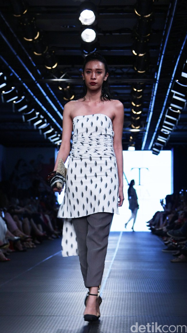 IKAT Indonesia by Didiet Maulana Plaza Indonesia Fashion Week 2016 at Plaza Indonesia. Thamrin. Jakarta. [Foto: Mohamamd Abduh/Wolipop]